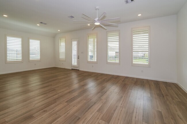 Building Photo - 2513 Seneca Lk Dr