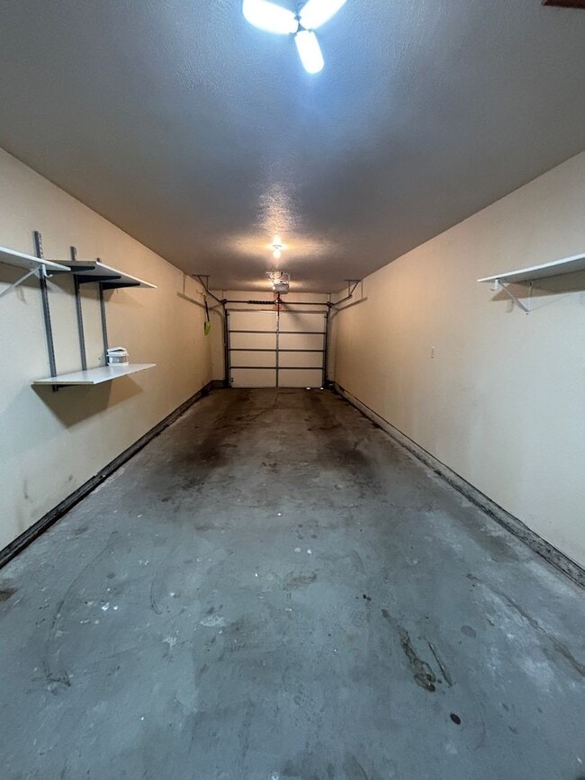 Building Photo - For Rent – 3 Bedroom | 1 Bathroom | Fully Fenced Yard