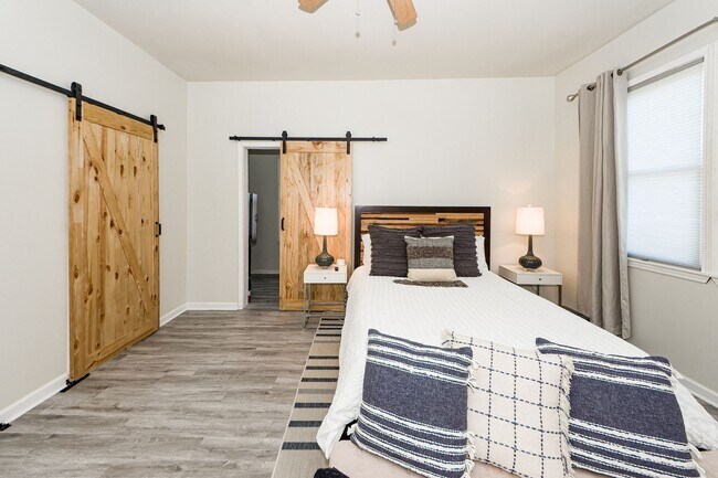 Building Photo - 3 BD 2.5 Bath Charming Home