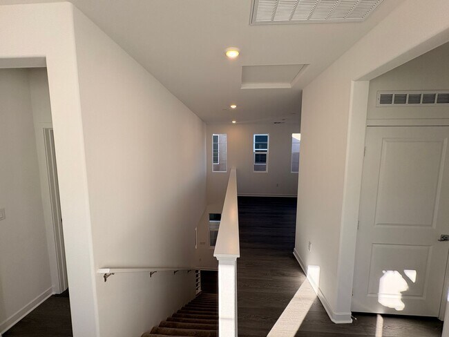 Building Photo - 3 Bed, 2.5 Bath townhome in Ontario!