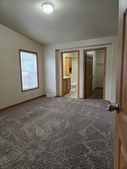 Building Photo - 583 S Carriage Dr