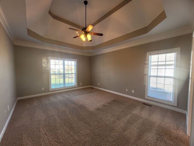 Building Photo - - Majestic 3 Bedroom 2.5 Bath + Bonus Room...