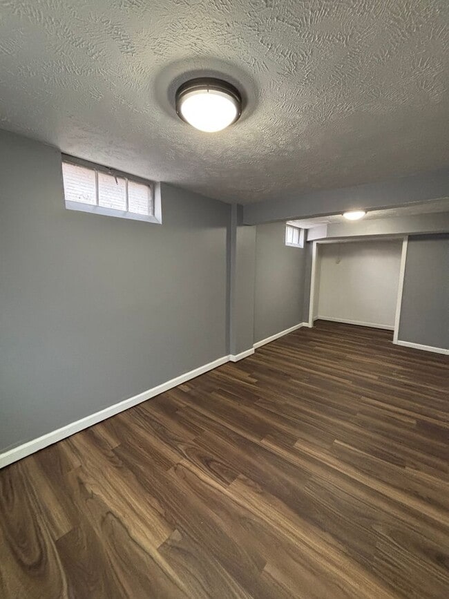 Building Photo - Spacious 4 Bedroom 1.5 Bath House!!