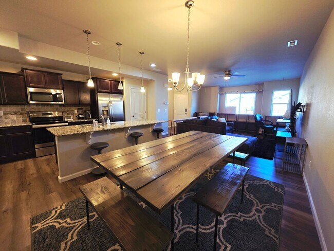Building Photo - Charming 3 bedroom Townhome