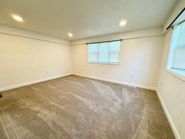 Building Photo - 323 N Vail St