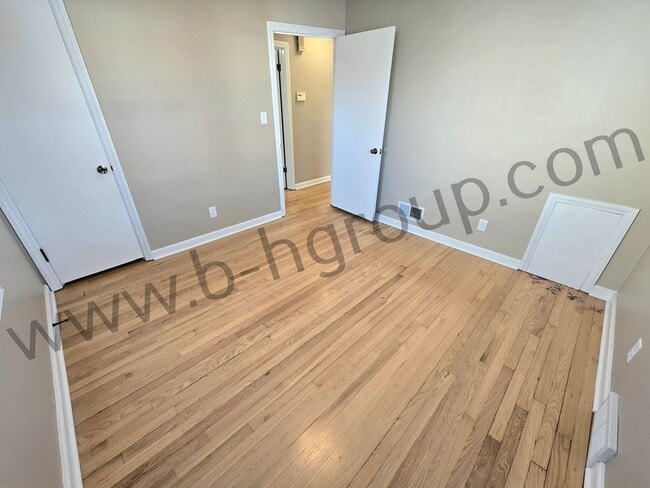 Building Photo - Great Location!