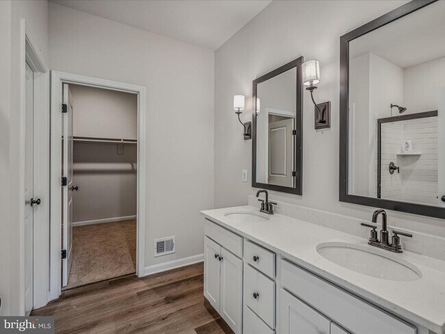 Building Photo - 290 Scoter Rd