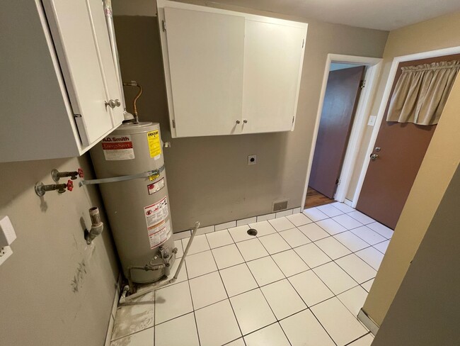 Building Photo - Cozy Holladay Gem – 3 Bed, 2 Bath with Fen...