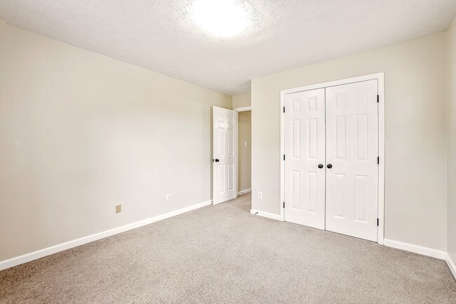 Building Photo - Apartment with Landscaping and washer/drye...