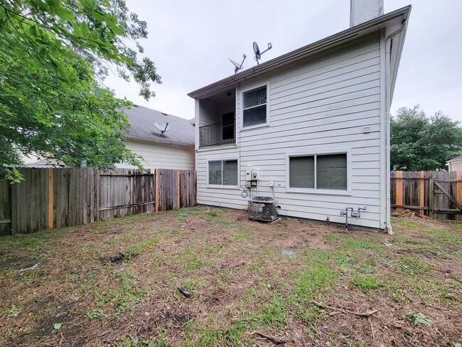 Building Photo - NICE 3 BEDROOM 2.5 BATH HOME. GREAT LOCATI...