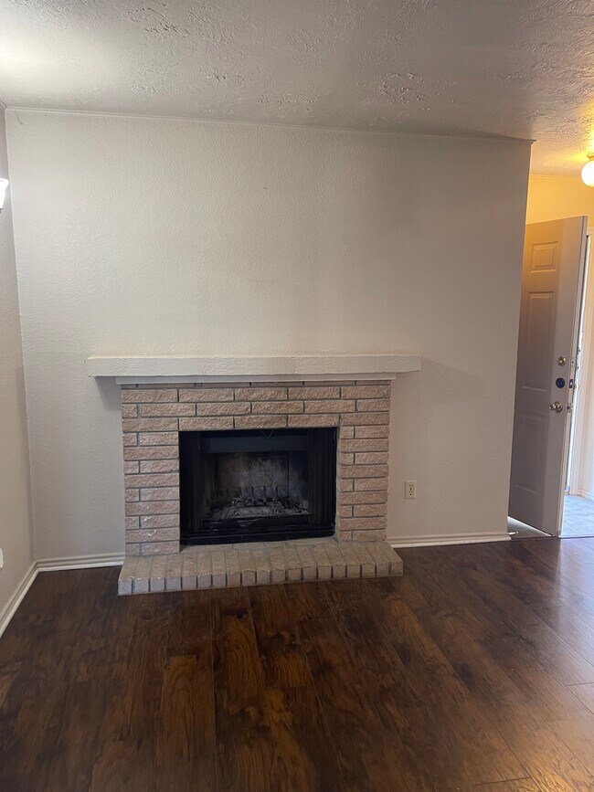 Building Photo - 1007 Spring Loop