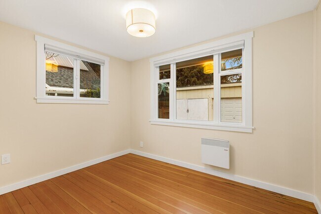 Building Photo - Greenlake Charming 3 Bedroom 1.75 Bath Huge Finished Family Room & Unfinished Basement