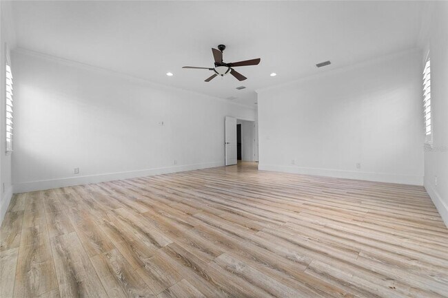 Building Photo - 4802 W Beachway Dr