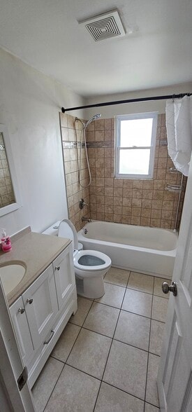 Full bath (Bathroom 1) - 6083 Bolamo Ct