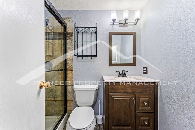 Building Photo - Charming condo with Central AC and Washer ...