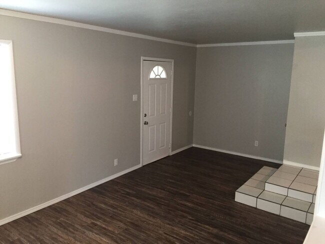 Building Photo - Adorable cottage is right in the heart of OKC!