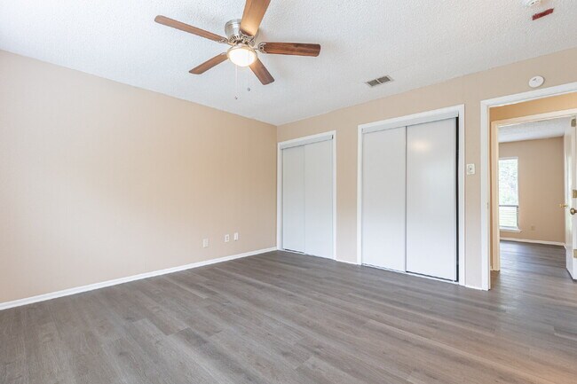 Building Photo - 5814 Pineway St
