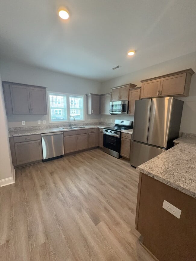 Building Photo - Two Bedroom Two and a half Bathroom Townhome located in Hubert!