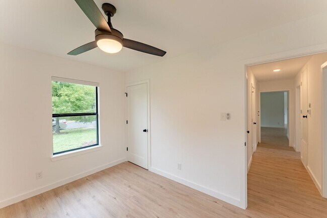 Building Photo - Incredible Windsor Park location right in the heart of Austin!