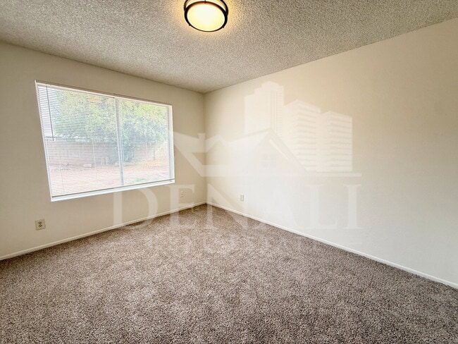 Building Photo - 1016 W Nido Ave