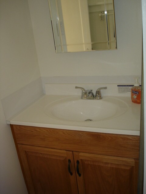 Building Photo - Charming 3 bedroom, 1 bath house with gara...