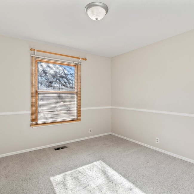 Building Photo - Large Murray 4 Bedroom Home