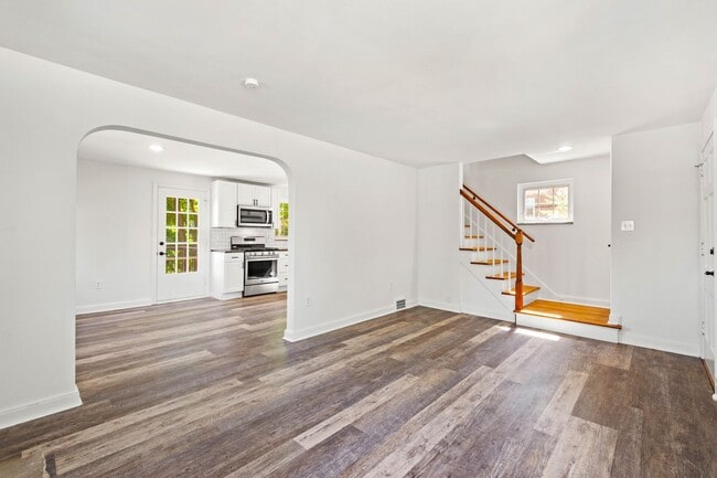 Building Photo - AVAILABLE JULY 1ST!! Don't miss this STUNNING 3 bedroom!