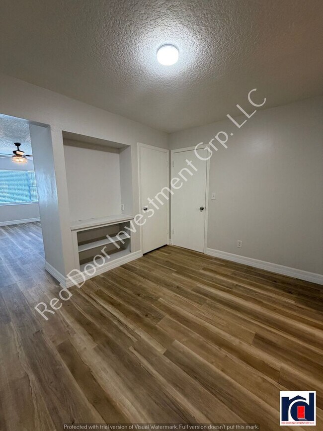 Building Photo - Renovated Spacious 2/2~w/All-in One Washer/Dryer & New AC~Deland