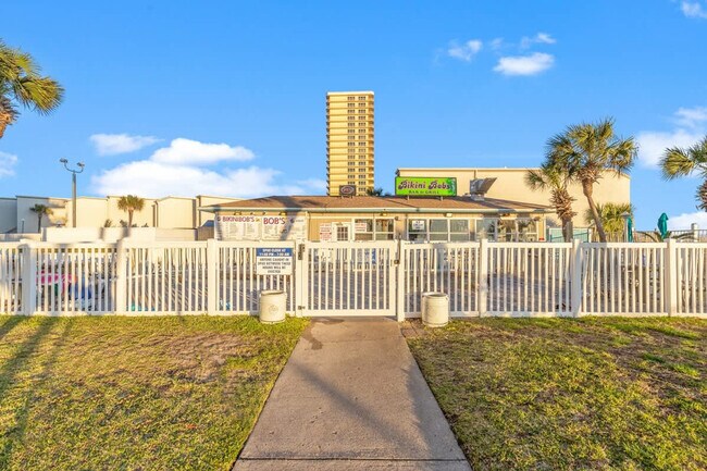 Building Photo - 8743 Thomas Dr