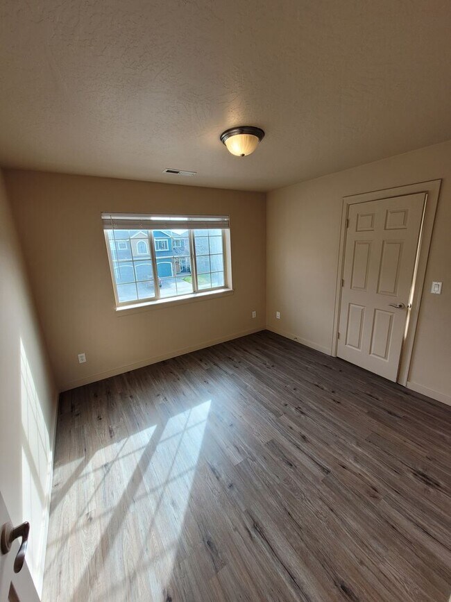 Building Photo - Beautiful 5 bedroom 3 bath home in Lebanon