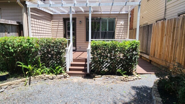 Building Photo - 2330 Camden Dr