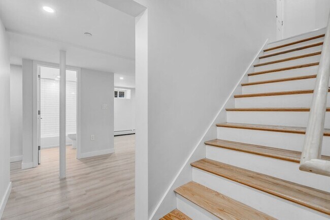 Building Photo - 74 Ruthven St