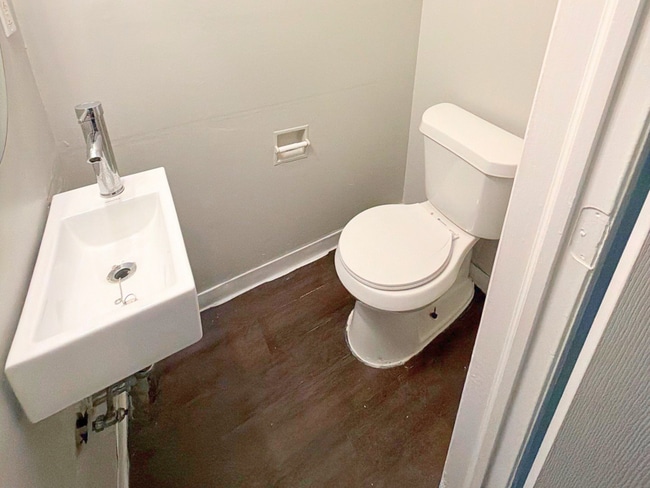 Building Photo - Beautifully Renovated 2 Bed / 1.5 Bath Townhome – Move-In Ready!