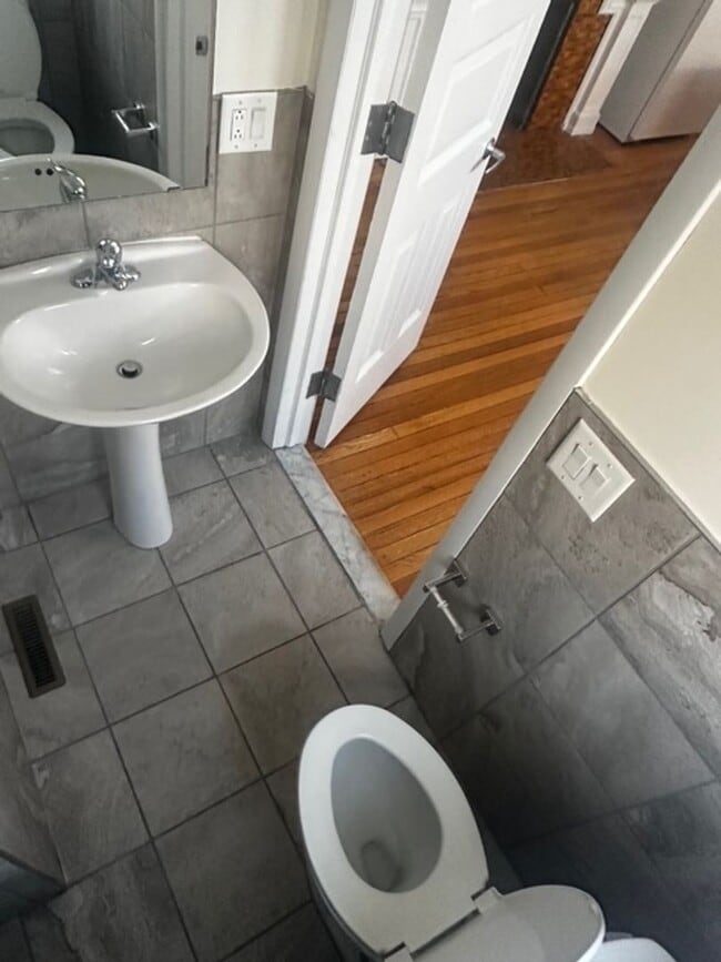 Building Photo - 15 Strathallan Park