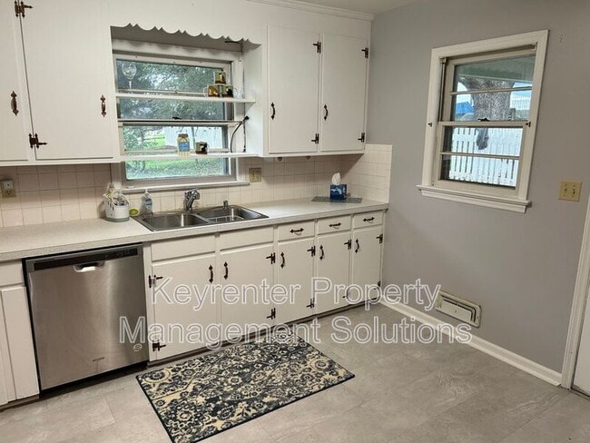 Building Photo - 2212 Third St.