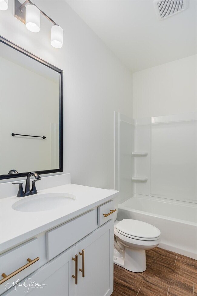 Building Photo - "Charming 3-Bedroom Bossier City Home with 2 Full Baths and 1848 Sq Ft of Comfort!"