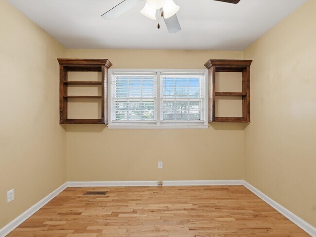 Building Photo - 704 Jackson Dr