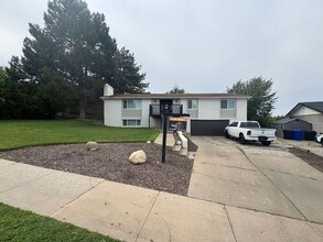 Building Photo - 5 bdrm 3 bth Home 2 Car Garage