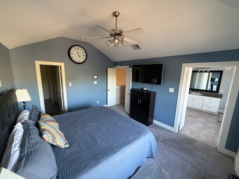 Building Photo - 5810 Darling St