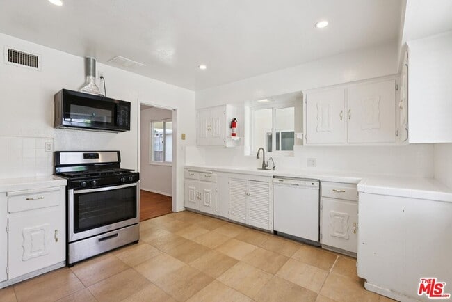 Building Photo - 6727 Orion Ave