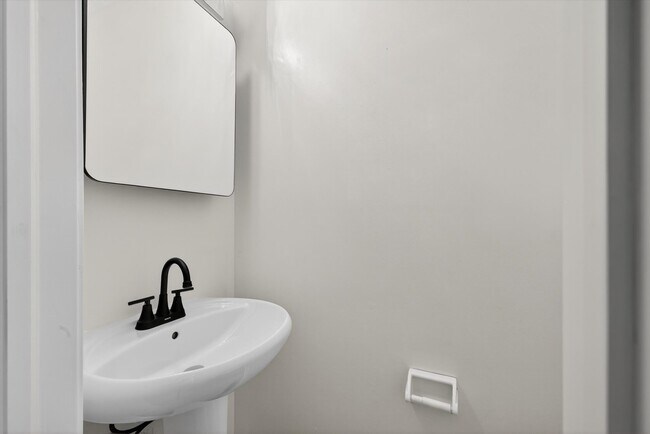 Building Photo - 599 E Graham Pl