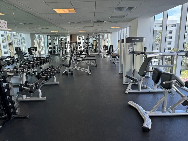 Building Photo - 2020 N Bayshore Dr