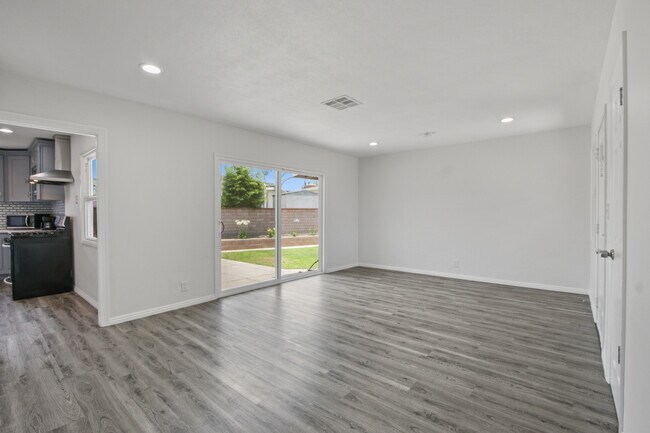 Building Photo - 785 N Victoria Dr