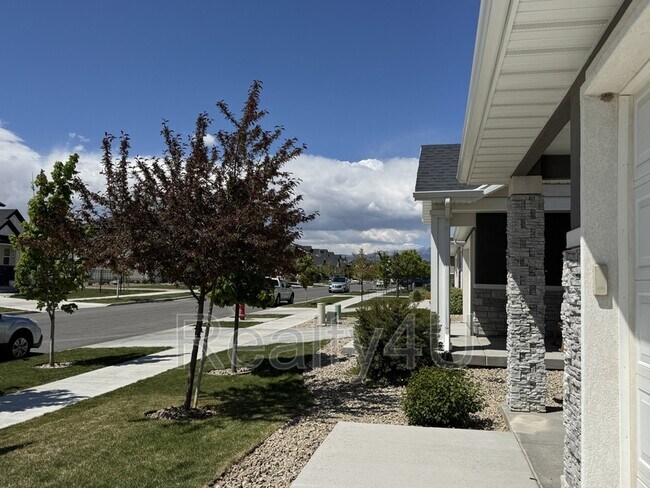 Building Photo - 138 E Crown Point Dr