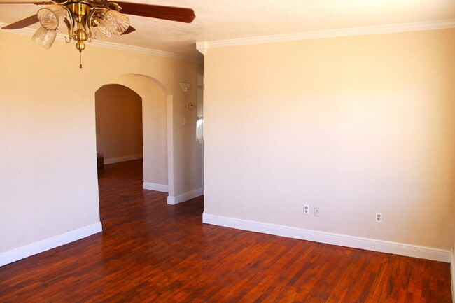 Building Photo - nicely remodeled 2/2 spacious home