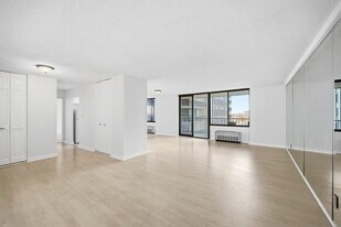 Building Photo - 300 Winston Dr