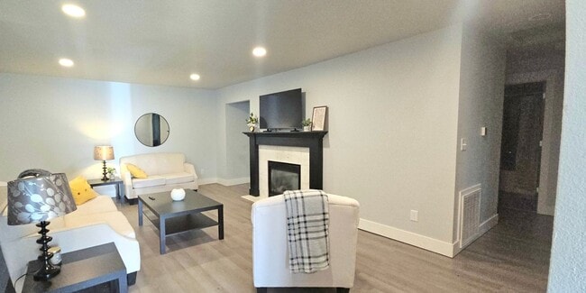 Building Photo - Rooms for rent in 4bedroom/2ba Downtown Puyallup Duplex (Room rents starting at $850 - $1,100)