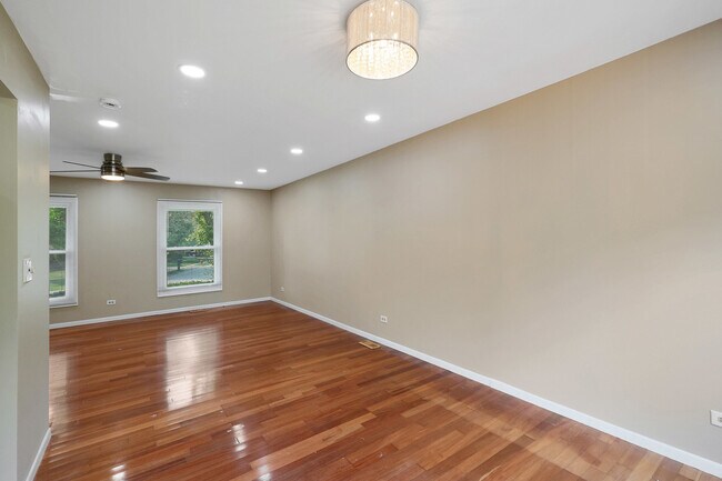 Building Photo - 1356 Larchmont Dr