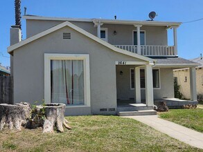 Building Photo - Look At The Porch!!
