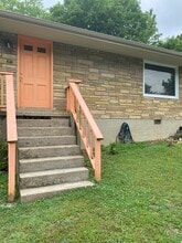 Building Photo - 928 Oak Ln